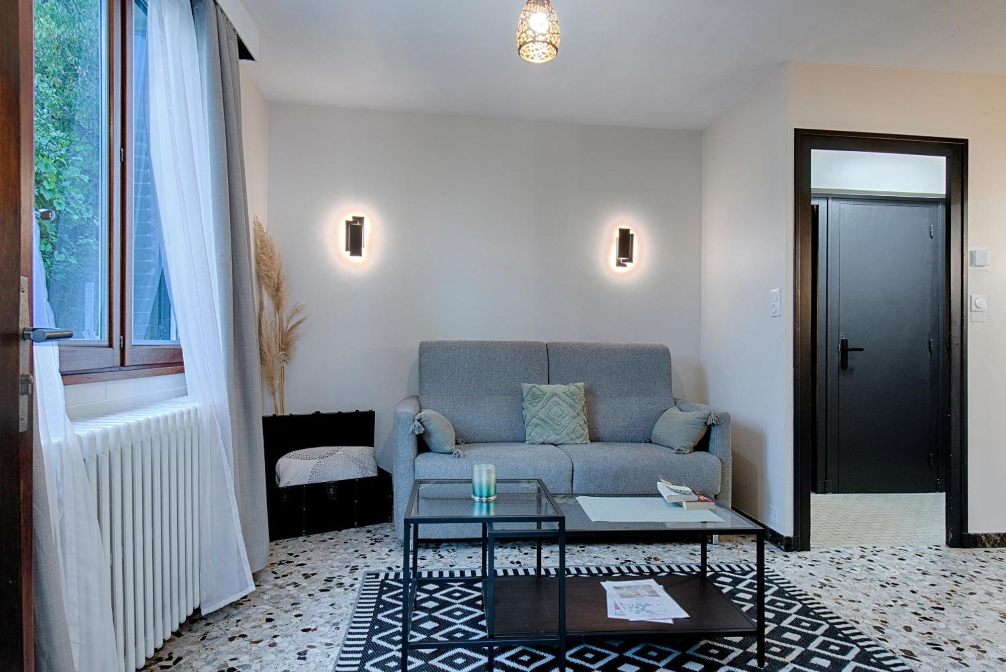 Les Cantinieres - Bourgoin Jallieu - Jardin Prive Ruy-Montceau Экстерьер фото
